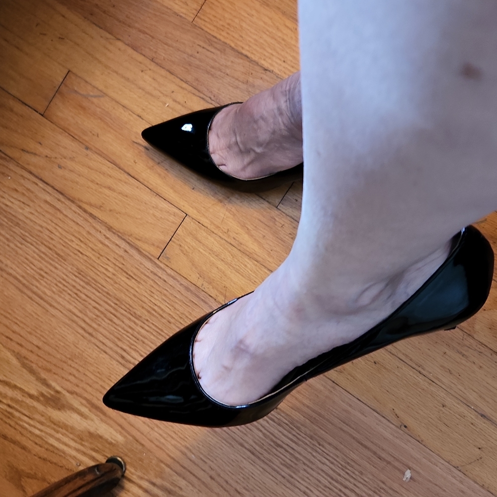 Ann Taylor Black Patent Pump 9M - Picture 2 of 6